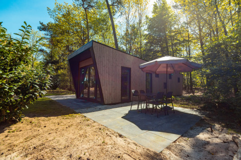 Moderne Holzlodge Just Nature mit Terrasse und Sonnenschirm im Holiday park De Wiltzangh, Niederlande.