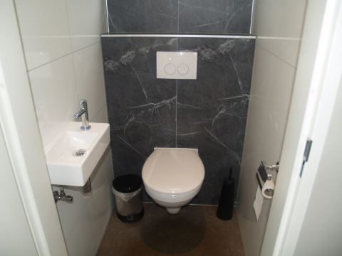 Modernes WC mit Waschbecken in einer Just Nature-Lodge im Holiday park De Wiltzangh in den Niederlanden.