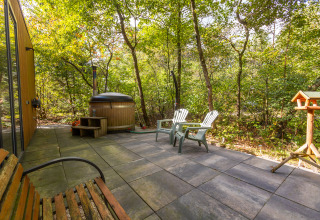 Terrasse extérieure du lodge Just Nature avec bain à remous et chaises, Holiday park De Wiltzangh, Pays-Bas.