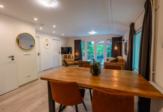 Intérieur moderne du lodge Stuga au Holiday park De Wiltzangh, Pays-Bas, avec salle à manger et salon.