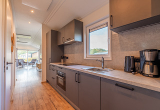 Moderne Velthorst-lodge in Holiday park Aan de Maas met stijlvolle keuken en lichte woonkamer, Nederland.