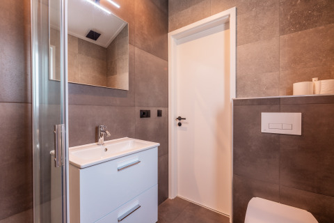 Modern bathroom at lodge 'Velthorst' in Holiday park Aan de Maas, Netherlands, featuring white fixtures.