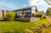 Tiny house moderna 'Velthorst' al Holiday park Aan de Maas nei Paesi Bassi, con terrazza e giardino verde.