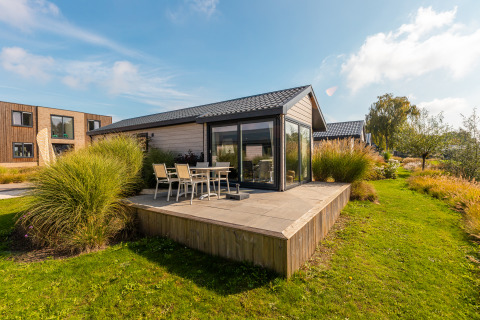 Casa pequeña moderna 'Velthorst' en Holiday park Aan de Maas, Países Bajos, con patio y jardín.
