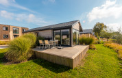 Tiny house moderna 'Velthorst' al parco vacanze Aan de Maas nei Paesi Bassi, con patio e giardino.
