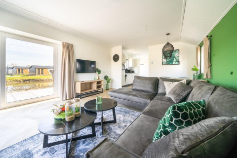 Lichte en moderne woonkamer in tiny house Velthorst op vakantiepark Aan de Maas in Nederland.