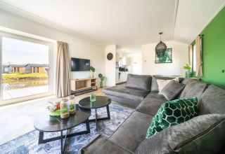 Soggiorno luminoso e moderno nel tiny house Velthorst al parco vacanze Aan de Maas nei Paesi Bassi.