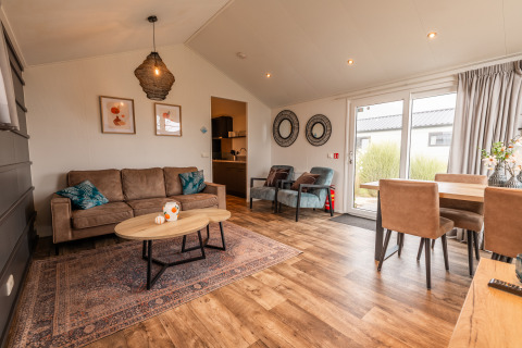 Salon du lodge Berkel au parc de vacances Aan de Maas aux Pays-Bas, avec mobilier moderne et lumineux.