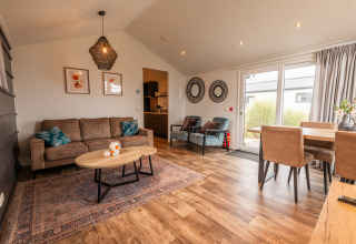 Woonkamer in de Berkel-lodge op vakantiepark Aan de Maas in Nederland, modern en gezellig ingericht.