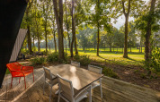 Vue depuis la terrasse du lodge Just Nature au Holiday park Aan de Maas, aux Pays-Bas, entouré de nature.