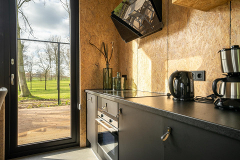 Cuisine moderne de la lodge « Just Nature » au Holiday park Aan de Maas, Pays-Bas, avec vue sur la nature.