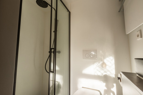 Doccia compatta moderna e toilette in una Tiny House al Holiday park De Wiedense Meren, Paesi Bassi.