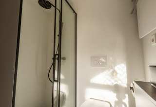 Doccia compatta moderna e toilette in una Tiny House al Holiday park De Wiedense Meren, Paesi Bassi.