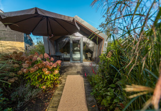 Accogliente tiny house al parco vacanze De Wiedense Meren nei Paesi Bassi, immersa nel verde.