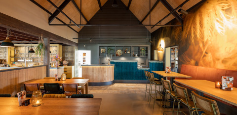 Gemütliches Restaurant mit Holzdekoration im Erholungspark Kaps in Overijssel, Niederlande.