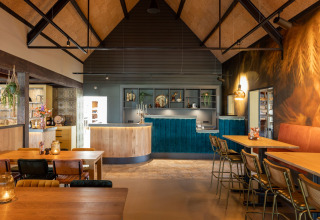 Interior de restaurante acogedor con muebles de madera en Recreation Park Kaps, Overijssel, Países Bajos.