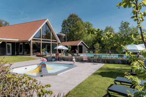 Ferienpark Kaps in Overijssel, Niederlande, mit moderner Hütte, Kinderbecken und entspannter Atmosphäre.