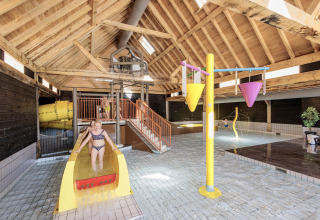 Aire de jeux aquatique intérieure au parc de vacances Kaps à Overijssel, Pays-Bas, avec enfants et toboggan.
