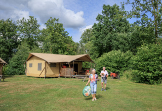 Coppia fuori dalla tenda safari 'Vogelkers' al Recreation park Kaps nei Paesi Bassi, nel verde.