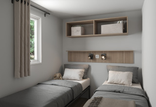 Due letti singoli in una stanza moderna con finestra, scaffali e luci da lettura in un lodge francese.