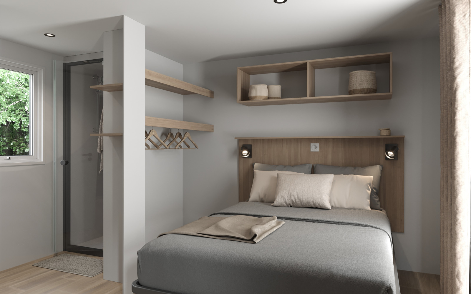 Moderne slaapkamer met tweepersoonsbed, open planken en raam in COTTAGE Premium op camping Le Château, Frankrijk.