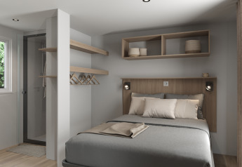 Moderne soveværelse med dobbeltseng, åbne hylder og vindue, beliggende på COTTAGE Premium i Frankrig.