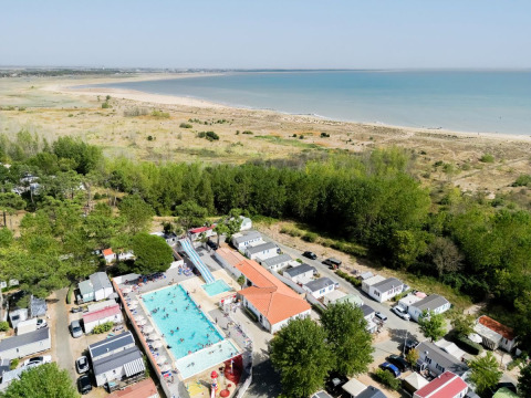 Vue aérienne du Flower Camping l'Escale du Perthuis avec piscine, mobil-homes et plage à Pays de la Loire, France.