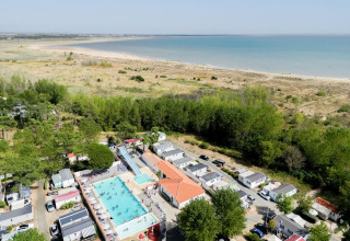 Luchtbeeld van Flower Camping l'Escale du Perthuis met zwembad, stacaravans en strand in Pays de la Loire, Frankrijk.