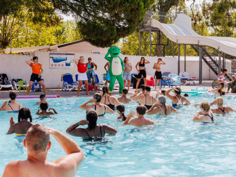 Cours d’aquagym avec animateurs et mascotte au Flower Camping l’Escale du Perthuis, Pays de la Loire, France.