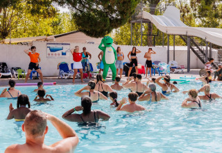 Cours d’aquagym avec animateurs et mascotte au Flower Camping l’Escale du Perthuis, Pays de la Loire, France.