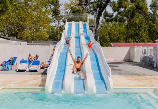 Familles s'amusant sur le grand toboggan aquatique à Flower Camping l'Escale du Perthuis, Pays de la Loire.