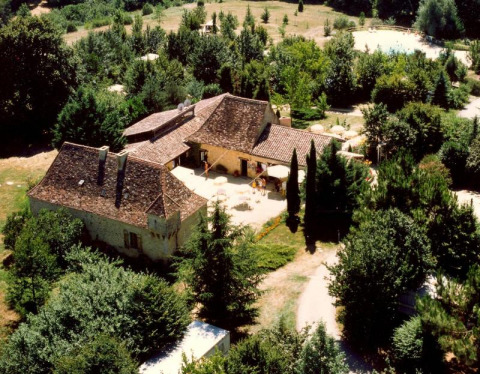 Vista aerea del campeggio La Grande Véyière in Nouvelle-Aquitaine, Francia, circondato da alberi e natura rigogliosa.