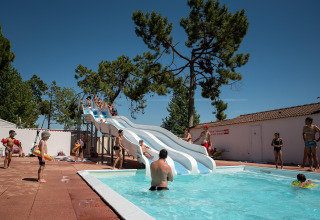 Enfants et adultes profitent d’une journée ensoleillée à la piscine avec toboggans au Flower Camping l’Escale du Perthuis.