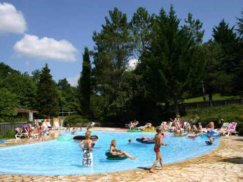 Famiglie e bambini si divertono nella piscina del campeggio La Grande Véyière in Nouvelle-Aquitaine, Francia.