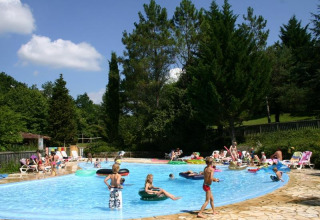 Famiglie e bambini si divertono nella piscina del campeggio La Grande Véyière in Nouvelle-Aquitaine, Francia.