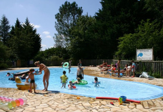 Bambini e adulti si divertono in piscina al campeggio La Grande Véyière in Nouvelle-Aquitaine, Francia.