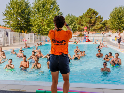 Animateur donnant un cours d'aquagym à la piscine de Flower Camping l'Escale du Perthuis en Pays de la Loire.