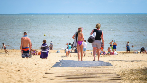 Families genieten van het strand bij Flower Camping l'Escale du Perthuis in Pays de la Loire, Frankrijk.