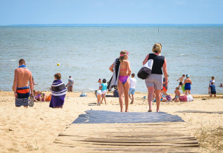 Feriepark Flower Camping l'Escale du Perthuis i Pays de la Loire, Frankrig, med familier på stranden.