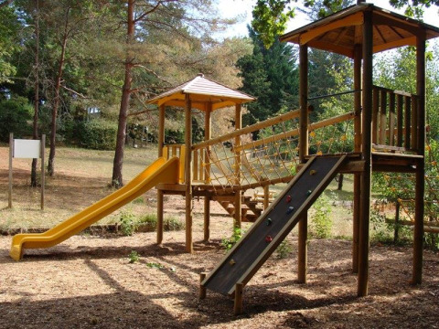 Parco giochi con scivolo e parete da arrampicata al campeggio La Grande Véyière in Nouvelle-Aquitaine, Francia.