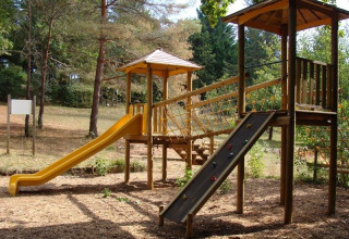 Parco giochi con scivolo e parete da arrampicata al campeggio La Grande Véyière in Nouvelle-Aquitaine, Francia.