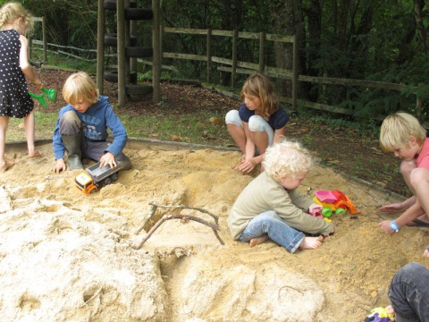 Bambini che giocano nella sabbiera al campeggio La Grande Véyière in Nouvelle-Aquitaine, Francia.