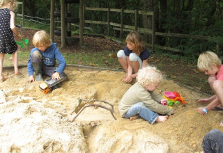Bambini che giocano nella sabbiera al campeggio La Grande Véyière in Nouvelle-Aquitaine, Francia.