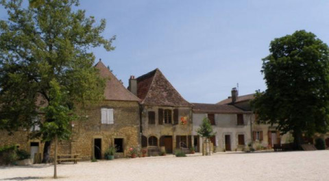 Foto del campeggio La Grande Véyière, parco vacanze in Nouvelle-Aquitaine, Francia, con edifici rustici.
