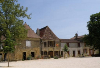 Foto del campeggio La Grande Véyière, parco vacanze in Nouvelle-Aquitaine, Francia, con edifici rustici.