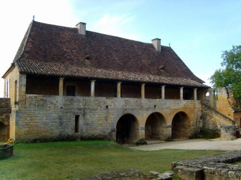 Vecchio edificio in pietra con archi al campeggio La Grande Véyière in Nouvelle-Aquitaine, Francia.