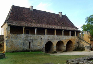 Vecchio edificio in pietra con archi al campeggio La Grande Véyière in Nouvelle-Aquitaine, Francia.