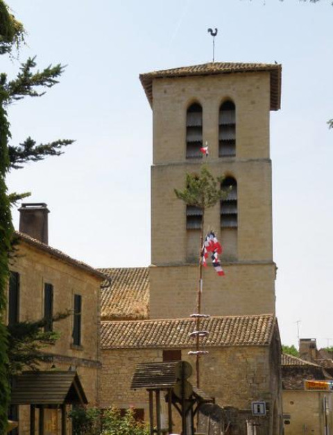 Edificio in pietra e campanile al campeggio La Grande Véyière in Nouvelle-Aquitaine, Francia.