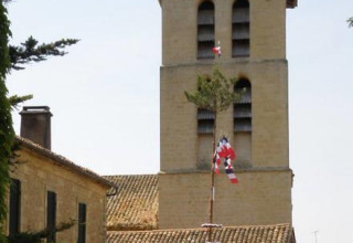 Edificio in pietra e campanile al campeggio La Grande Véyière in Nouvelle-Aquitaine, Francia.