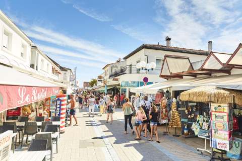 Belebte Einkaufsstraße bei Flower Camping l'Escale du Perthuis im sonnigen Pays de la Loire, Frankreich.